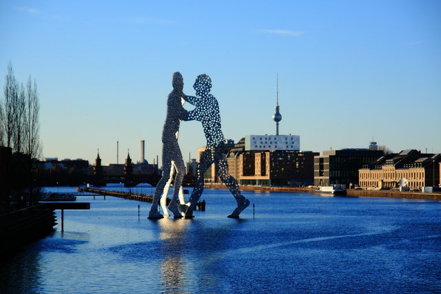 分子人塑像Molecule Man旅游景点简介_柏林分