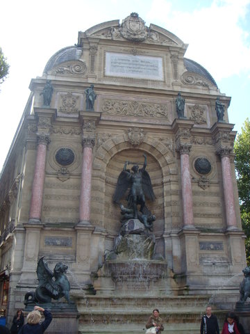 圣米歇尔广场La place Saint-Michel旅游景点简