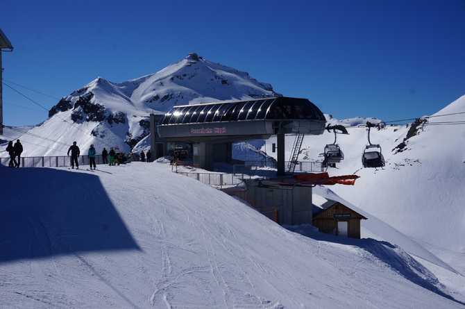 晴朗冬日登雪朗峰