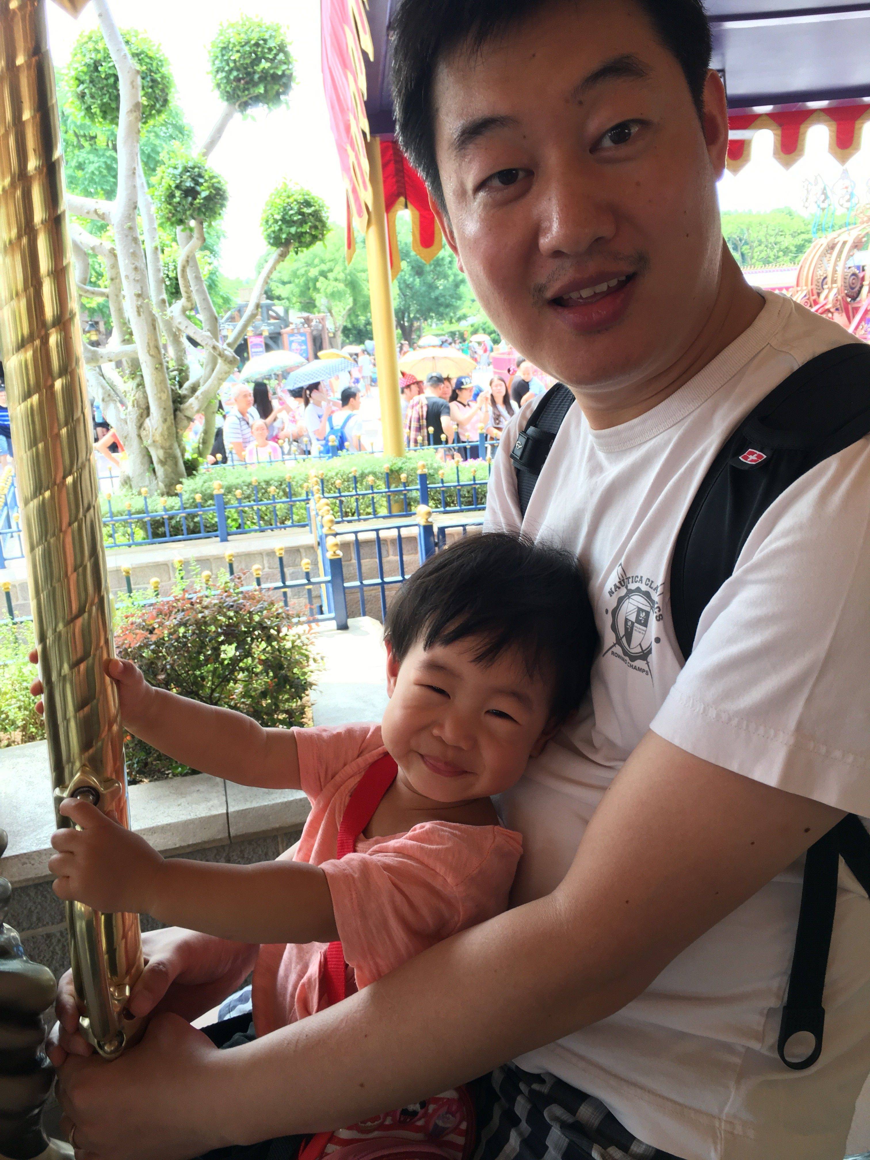 【一种陪伴 一同感受 世界正美丽 我们一起走出