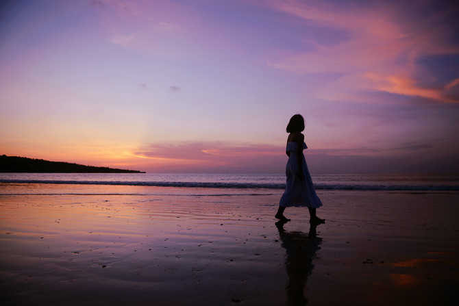 拥抱热情的岛屿巴厘岛的上与下(短片视频不定