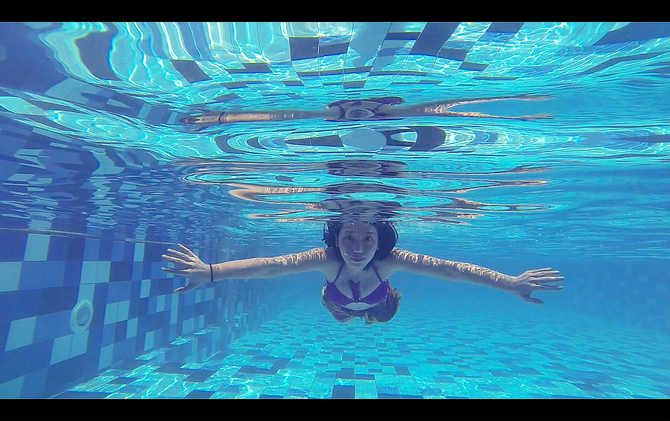 拥抱热情的岛屿巴厘岛的上与下(短片视频不定