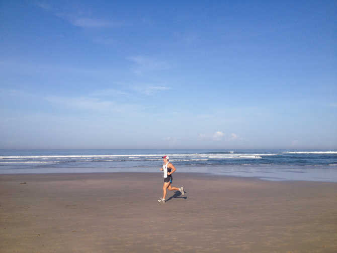 拥抱热情的岛屿巴厘岛的上与下(短片视频不定