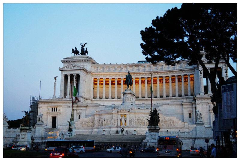 2 broke girls <em>破产姐妹</em>的意大利之夏(罗马威尼斯