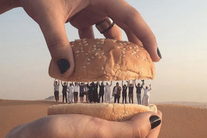迪拜沙漠冲沙红沙一日游自由行包接送骑骆驼晚餐表演越野悍马车