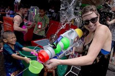 普吉泼水节：那一场酣畅淋漓的泼水大战