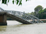 接近胡志明市的铁路桥被撞塌，但铁路仍照常运营