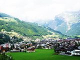 在瑞士坐火车过夏天