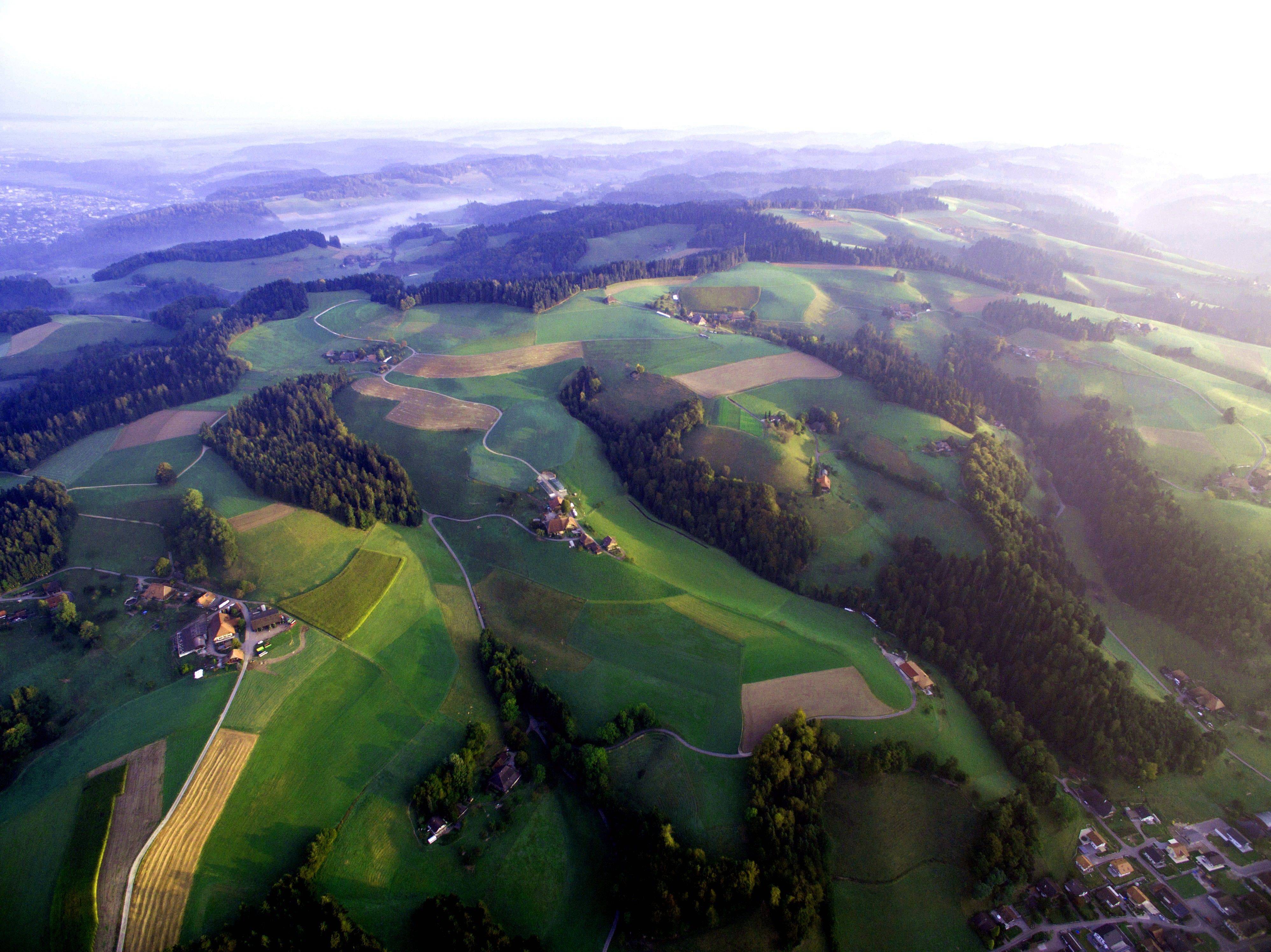 阿尔卑斯雪山脚下的天然大农场