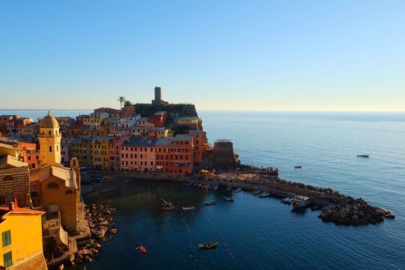 cinque terre 五个渔村连成的彩色风景