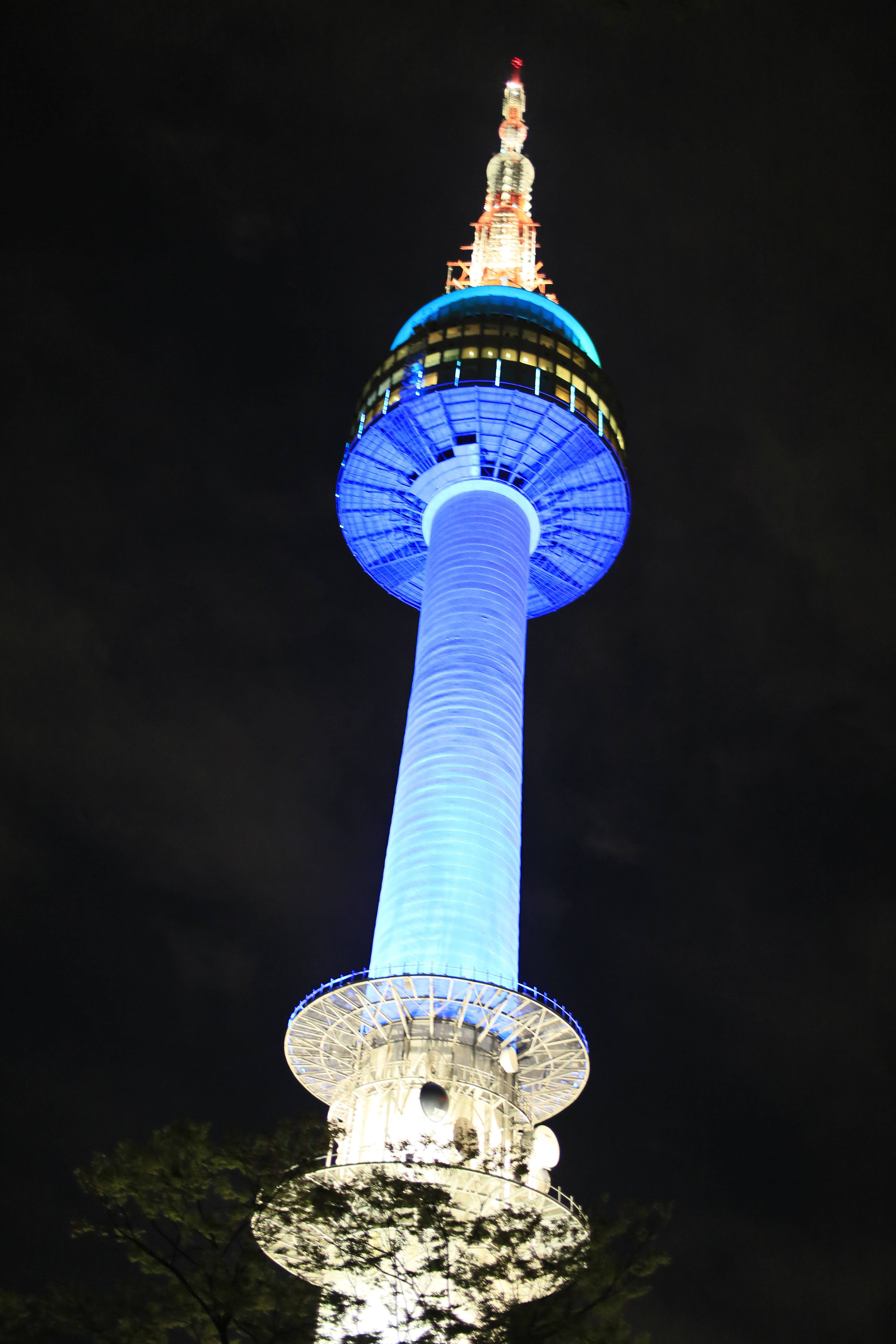 乘坐仁川机场铁路,去首尔南山塔品尝最正宗的法国菜,欣赏最美韩国夜景