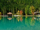 北意多洛米蒂山中奇光异彩的湖泊
