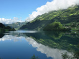 亚立 走遍瑞士山山水水：龙疆湖畔的比尔格伦村，在这里欣赏埃格、少女、僧侣三大雪峰的湖中倒影