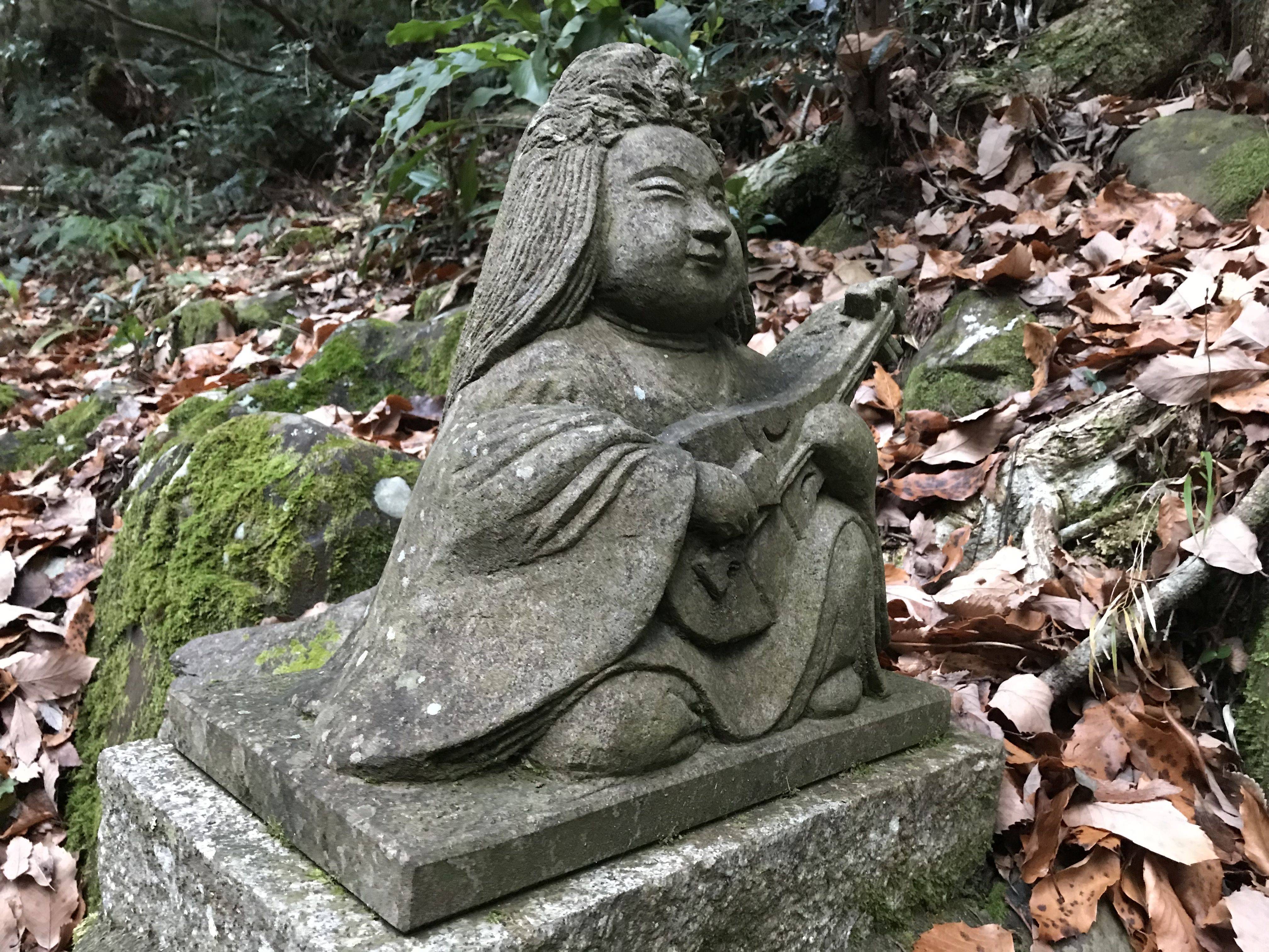 记得伊豆比较出名的是一部电影叫【伊豆的舞女】(伊豆の踊子),个人没