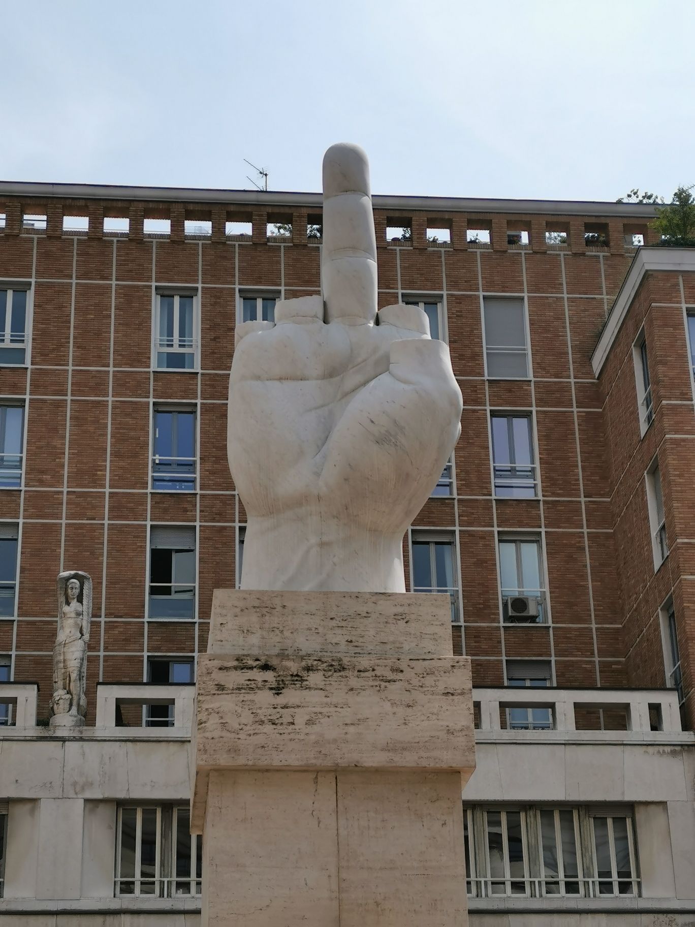 米兰雕塑中指拇是什么意思 - 穷游问答