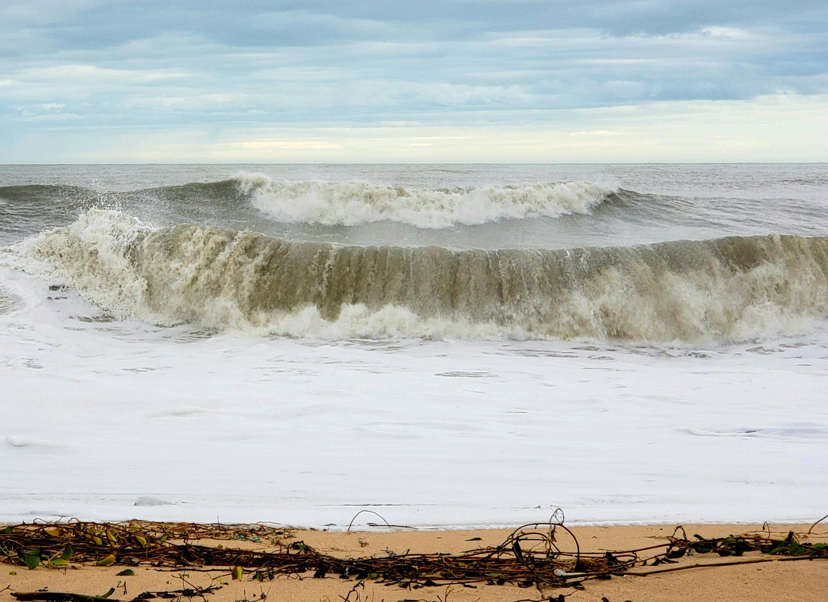 台风过后，棋子湾海滩依然巨浪滔天。 在棋子湾一家酒店里体验了台风圆规的狂风暴雨，此为台风过后阳光蓝天