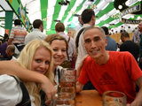 慕尼黑逛啤酒节，龙伴凤飞祥瑞惬。