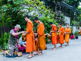 琅勃拉邦：清晨布施，感受老挝灵魂的觉醒