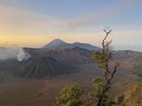 南太平洋与印度洋之间的热烈日光,人群,火山,浮屠和曼陀罗--印尼布罗莫 日惹八日行