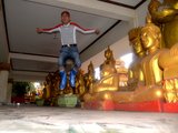 老挝万象逛塔銮，穷游圣人飚得欢。