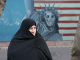 妇女勇敢摘头巾？伊朗社会的开放与保守之争从未停歇