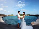 穿着婚纱在碧海蓝天下的马尔代夫阿雅达岛上，尽情享受