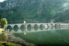 波黑：维谢格拉德和德里那河上的古桥