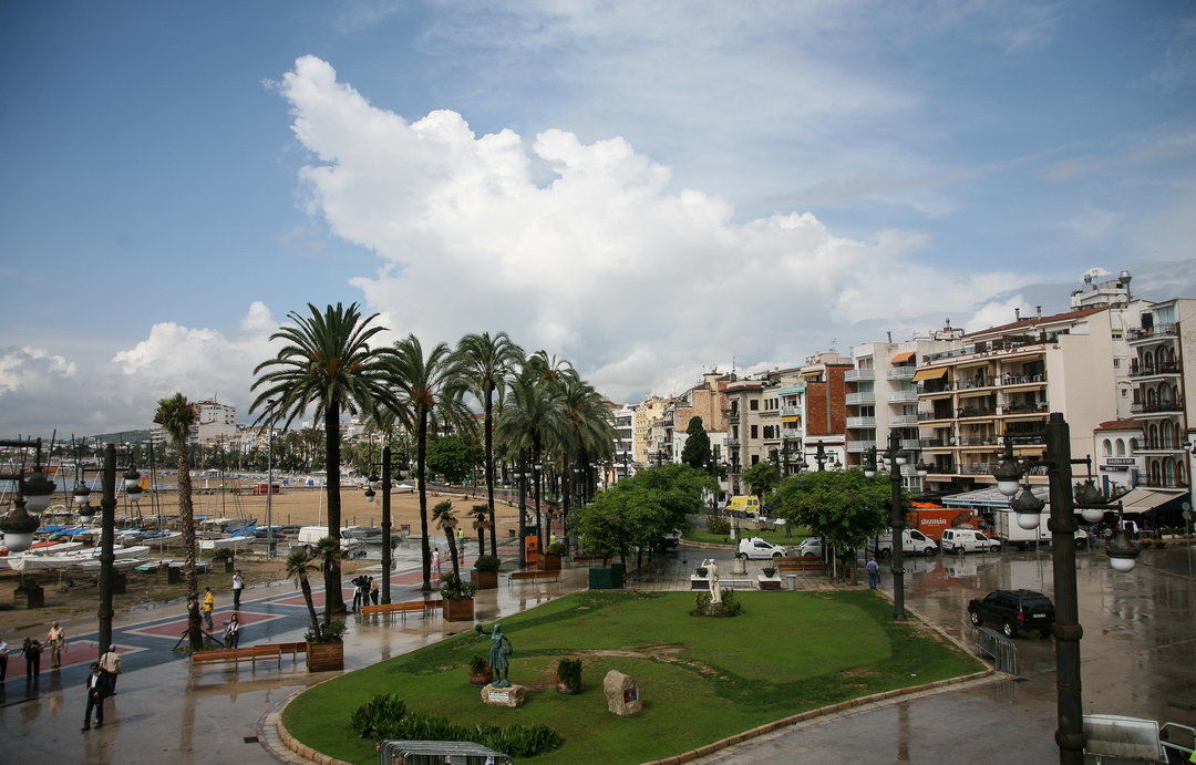 巴塞罗那附近有没有好玩又好看的小镇。如果有