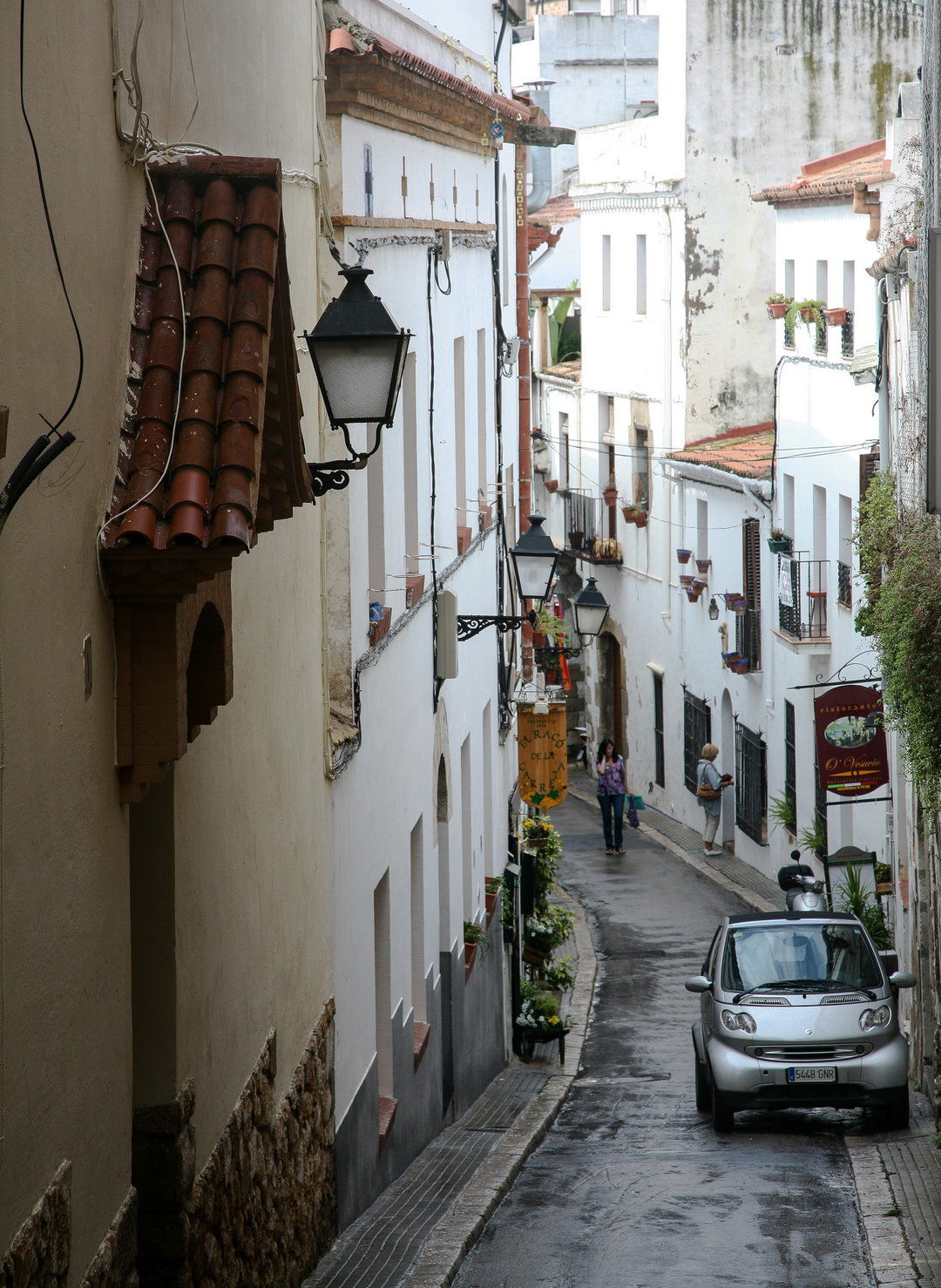 巴塞罗那附近有没有好玩又好看的小镇。如果有