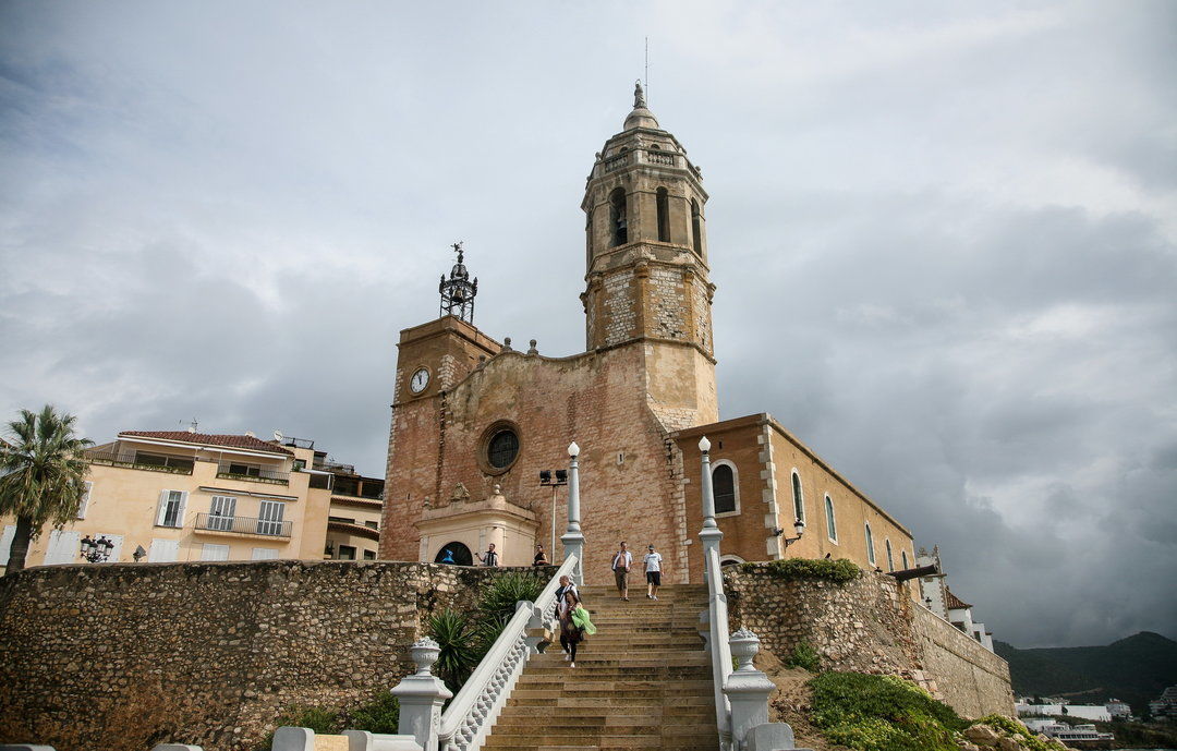 巴塞罗那附近有没有好玩又好看的小镇。如果有