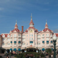 到法国之后遗失了自己的护照和上面的签证页。