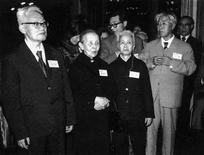 1980年中国作家代表团访日。前排左起：巴金、冰心、草明、公木