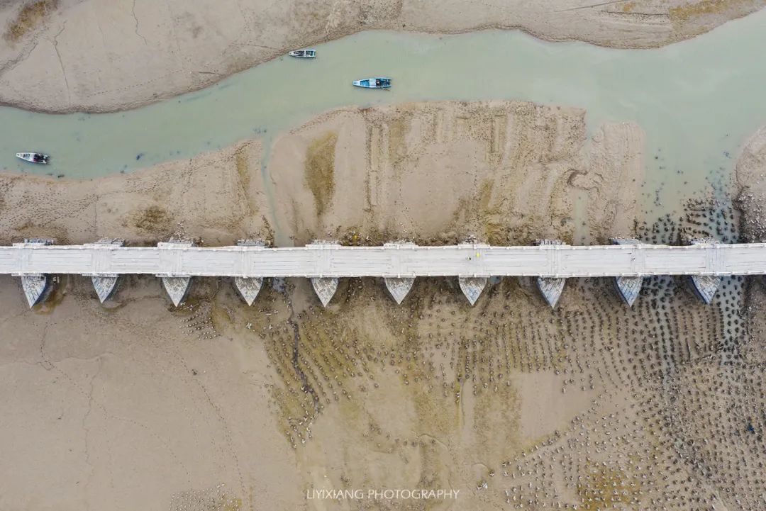 ▲所谓“筏型基础”，就是在建桥时现在江底河床抛置大量石块，形成矮堤，然后再用条石面向上游迭砌成船型的桥墩，以减轻退潮水流的冲击。 图/穷游er  XIANG_哥