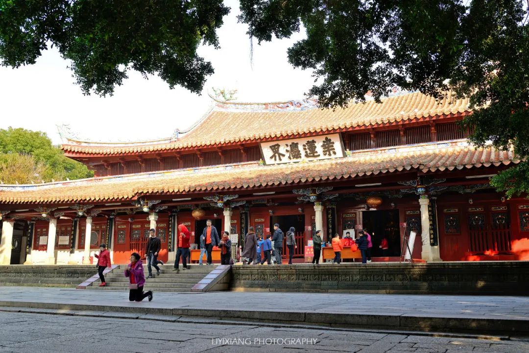 ▲大雄宝殿的“桑莲法界”匾额  图/穷游er  XIANG_哥