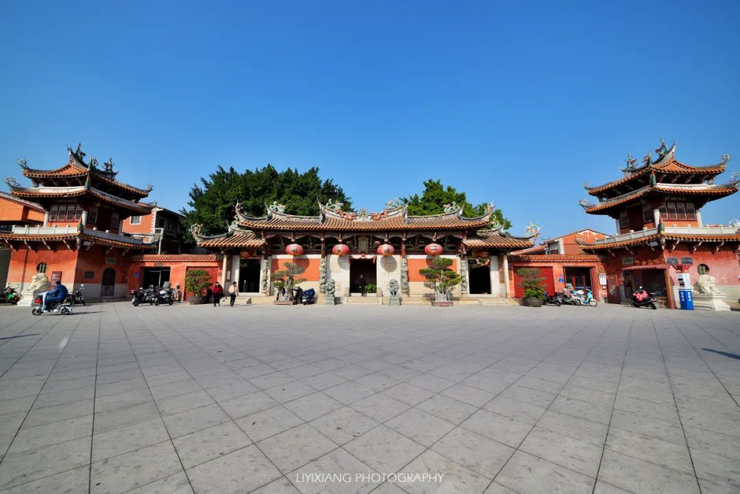 ▲天后宫为我国现存建筑规格最高、年代最早、规模最大的一座妈祖庙，有着“温陵圣庙”的美誉。图/穷游er  XIANG_哥