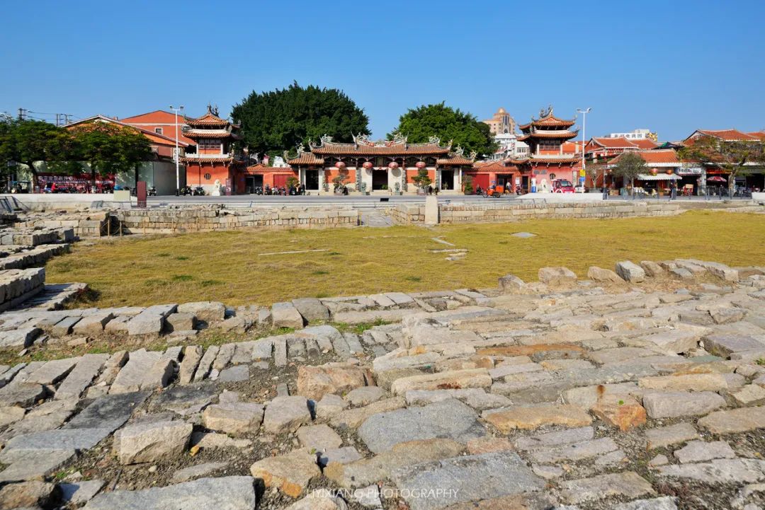 ▲天后宫前的宋朝德济门城墙遗址  图/穷游er  XIANG_哥