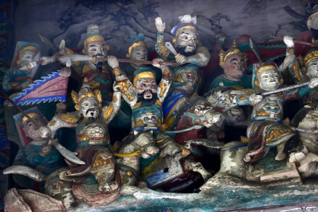 ▲戏楼上的各种砖雕、木雕十分精美，彩绘多以地方戏曲为主，绘有三国戏文十八出。 图/穷游er  钟鸣a