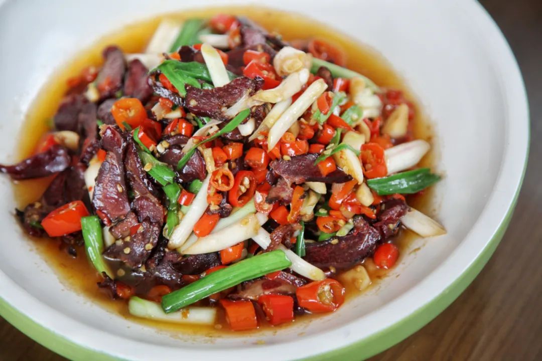 上：汽锅鱼头  下：小炒腊猪舌  图/穷游er 饭团karenchow