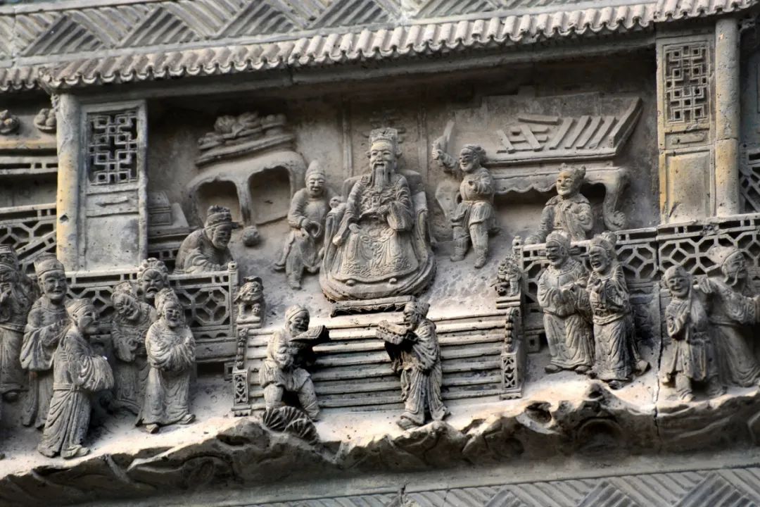 ▲每一幅砖雕都是一部历史故事，有“郭子仪上寿”、“三顾茅庐”、“李娘娘住寒窑”等。 图/穷游er  钟鸣a