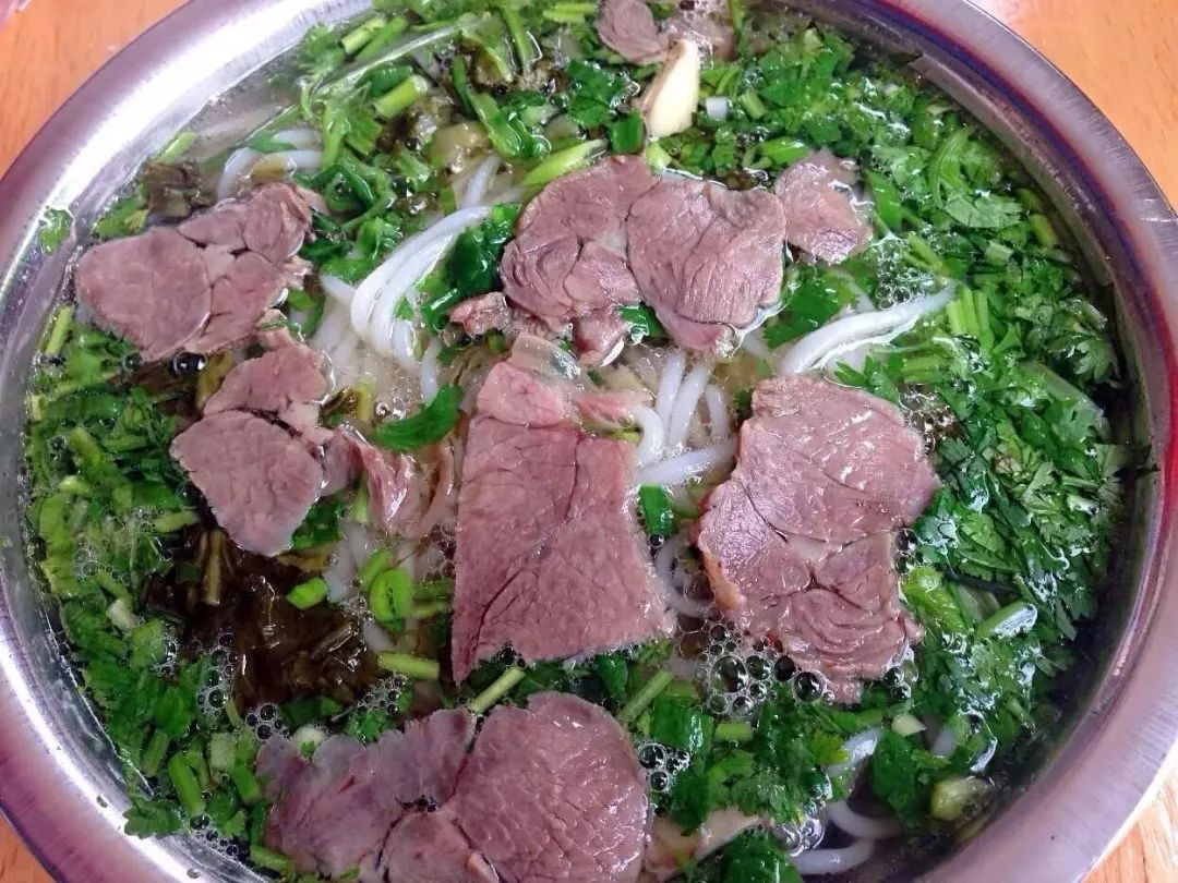 ▲毕节羊肉粉，羊肉软中带筋，粉条柔韧爽口。